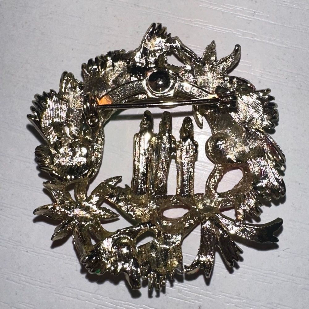 Vintage Enameled Wreath Brooch - Picture 3 of 6